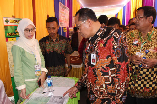 Kunjungan ke Stand Peserta JMF oleh Kadisnaker Prov Jatim